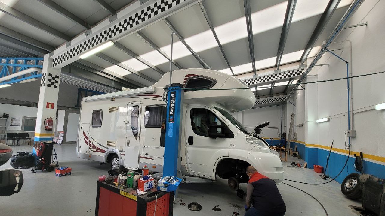Zona de trabajo SubiCar Motors: autocaravana en elevador